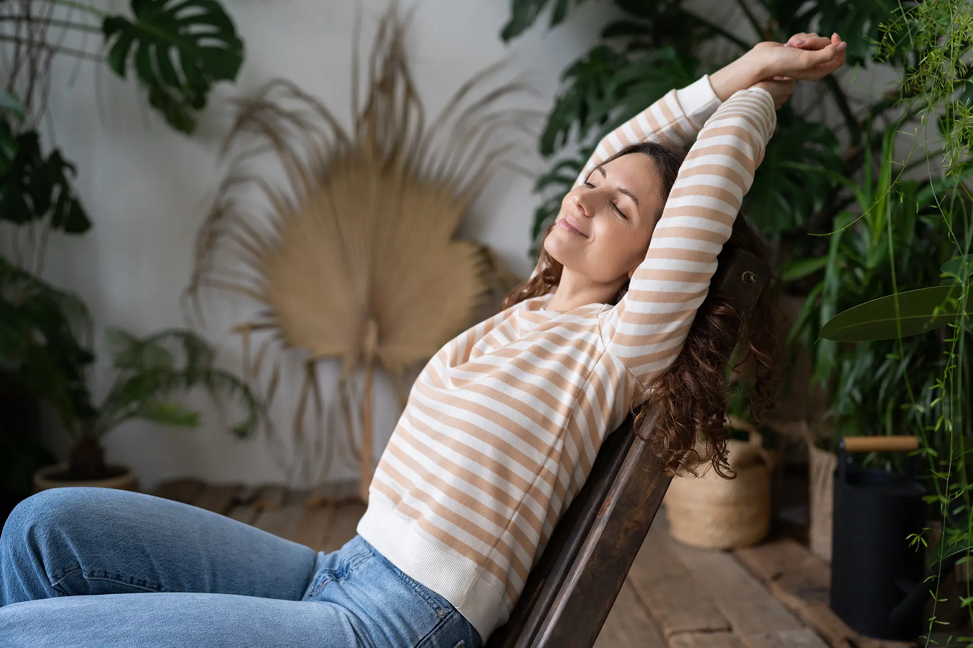 Eine junge Frau lehnt sich entspannt zurück und genießt die Ruhe. Ähnlich entspannt kann eine Behandlung unter Vollnarkose beim Zahnarzt sein – stressfrei und ohne Schmerzen.