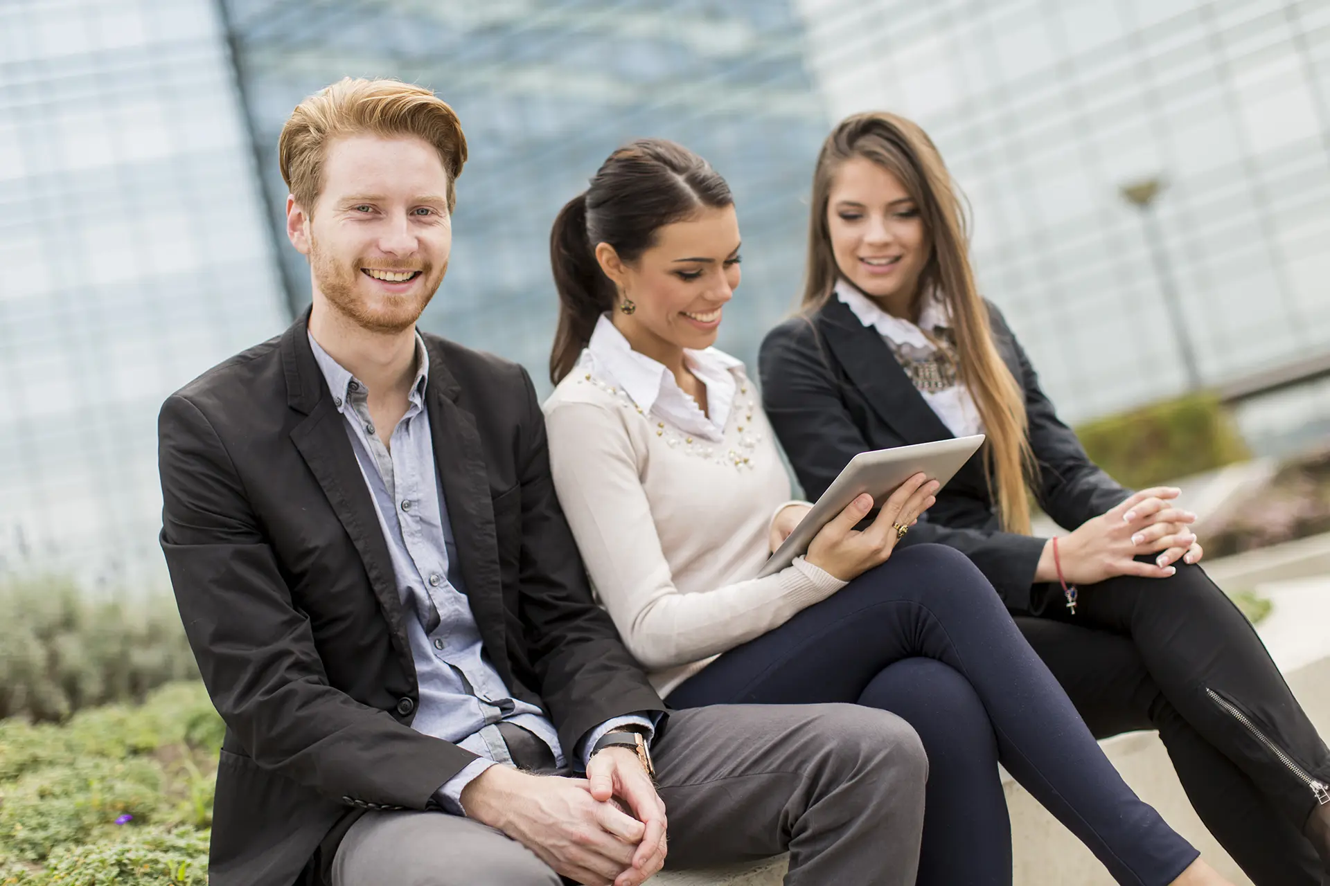 Junges, selbstbewusstes Team mit strahlendem Lächeln – dank unsichtbarer Aligner-Zahnspange für eine sanfte und unauffällige Zahnkorrektur.