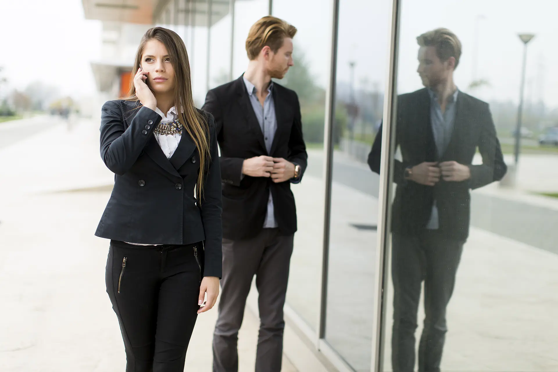 Selbstbewusst im Business-Alltag: Dank unsichtbarer Aligner-Zahnspange für ein perfektes Lächeln in jeder Situation.