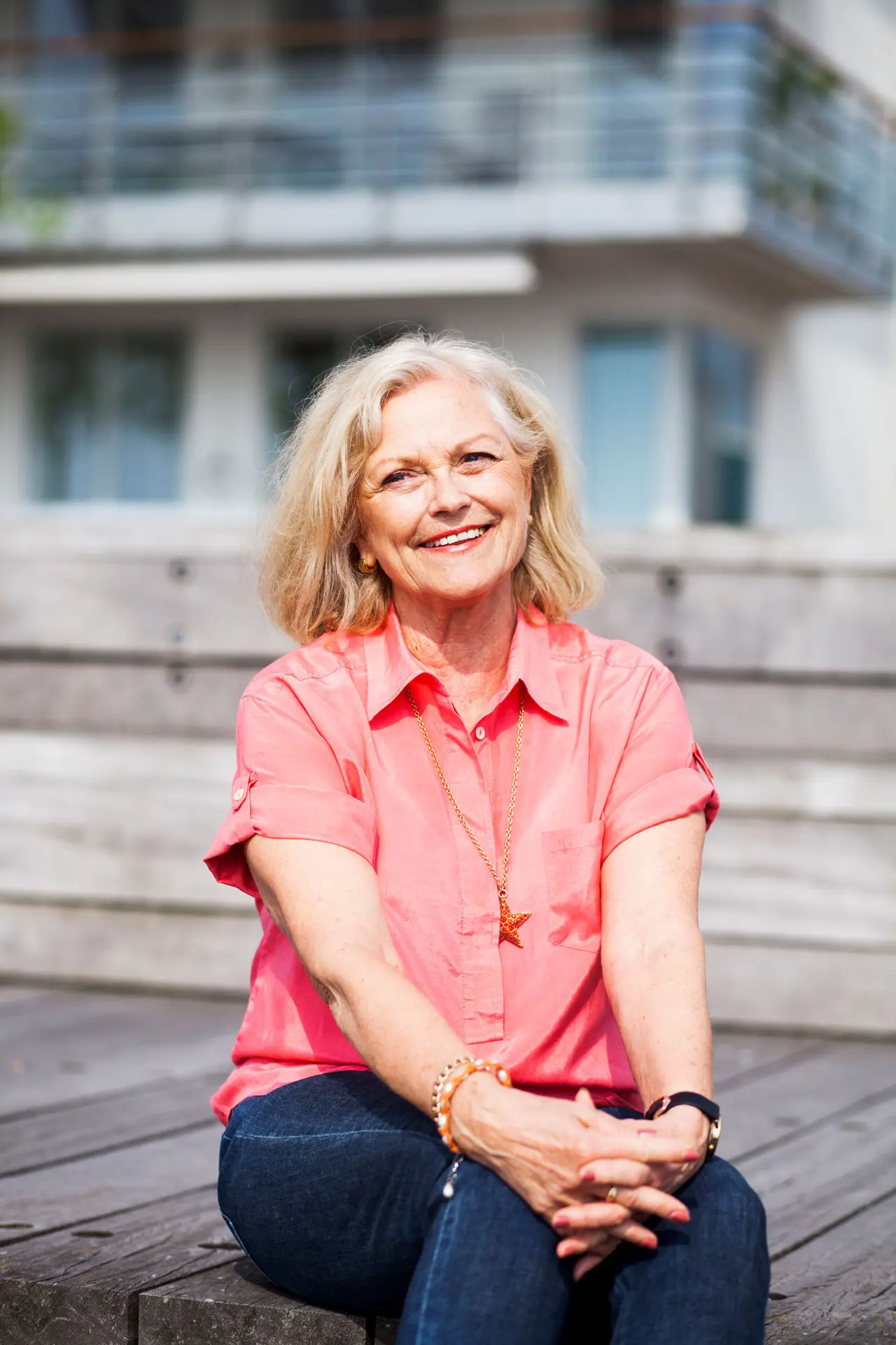 Ältere Frau lächelt zufrieden im Freien, nachdem sie ihre Zahnschmerzen überwunden hat