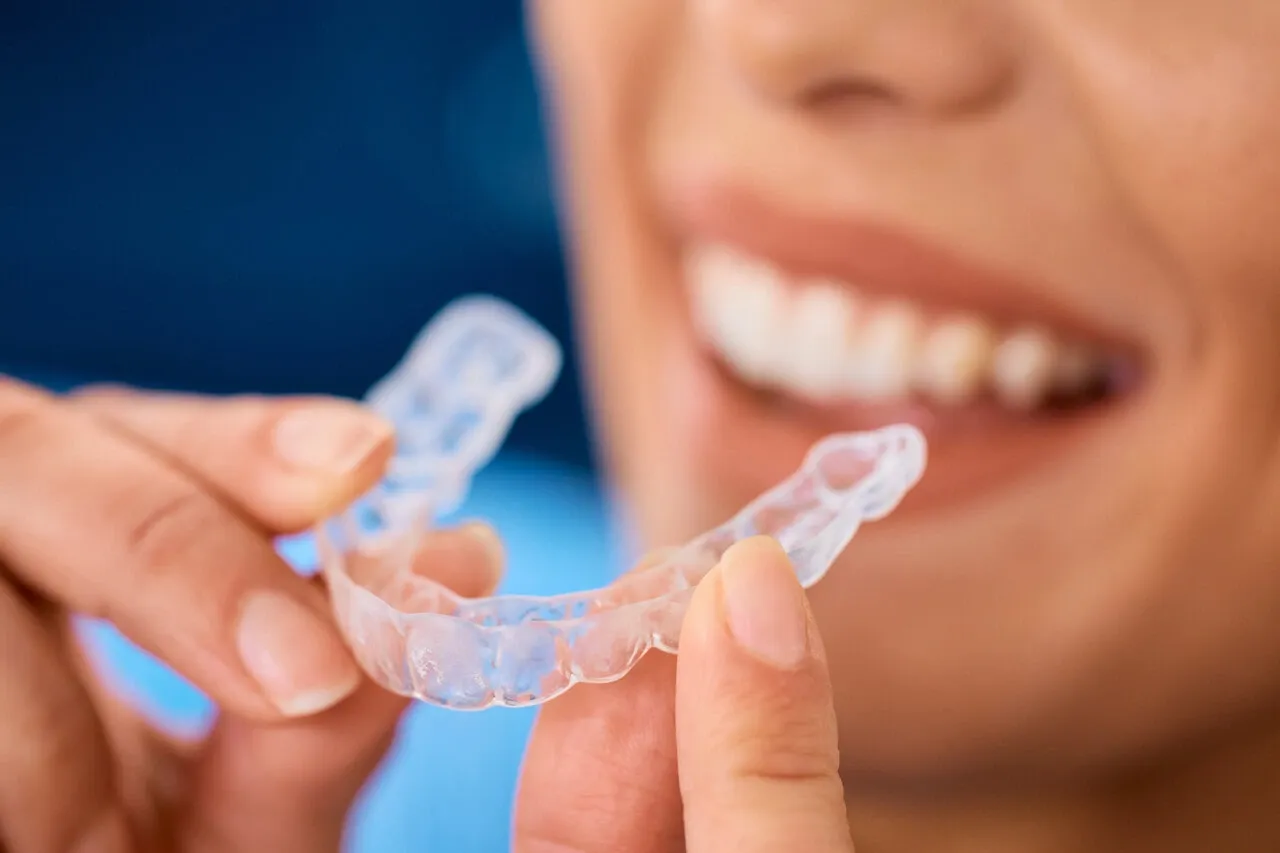 Das Bild zeigt symbolisiert die Behandlung mit Alignern in der Zahnklinik Wien Döbling besprechen.