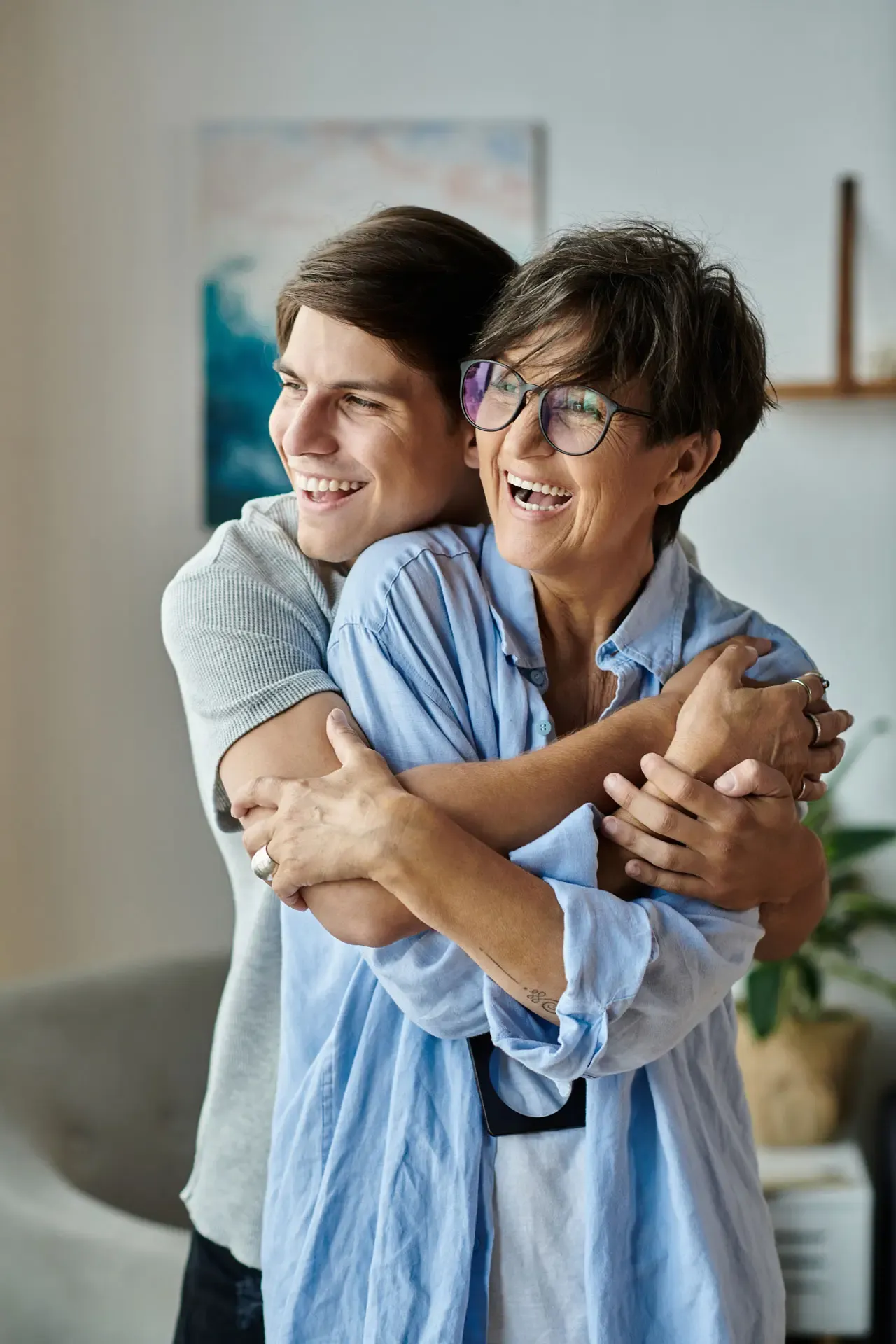 Glücklicher Moment zwischen Mutter und Sohn, beide lächelnd nach einer professionellen Zahnreinigung und guter Mundhygiene